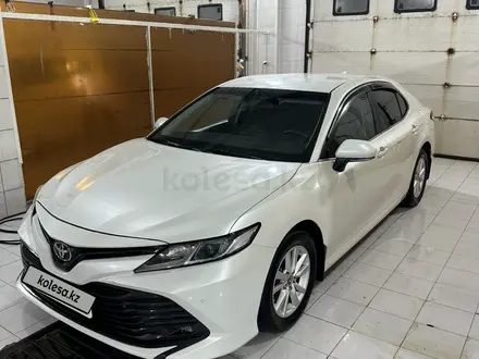 Toyota Camry 2018 года за 12 700 000 тг. в Атырау – фото 2