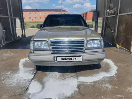 Mercedes-Benz E 220 1993 года за 2 200 000 тг. в Жанаарка – фото 2