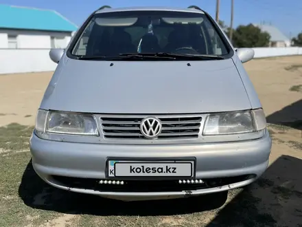 Volkswagen Sharan 1997 года за 1 800 000 тг. в Актобе