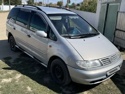 Volkswagen Sharan 1997 года за 1 800 000 тг. в Актобе – фото 2