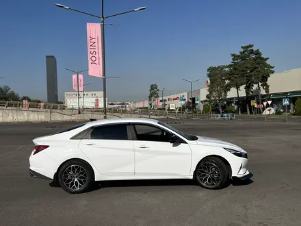 Hyundai Elantra 2021 года за 9 675 000 тг. в Алматы – фото 6