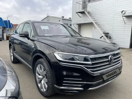 Volkswagen Touareg 2022 года за 27 800 000 тг. в Уральск