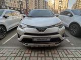 Toyota RAV4 2017 года за 10 000 000 тг. в Атырау