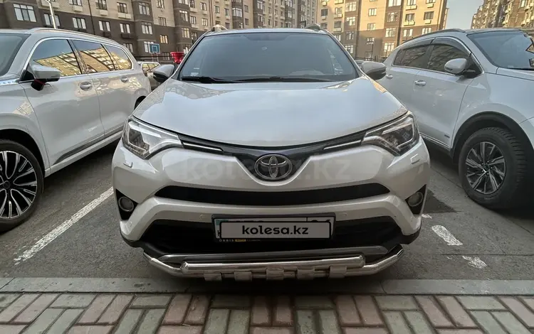 Toyota RAV4 2017 года за 10 000 000 тг. в Атырау
