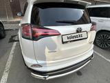 Toyota RAV4 2017 года за 10 000 000 тг. в Атырау – фото 4