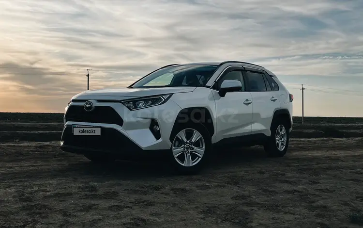 Toyota RAV4 2020 года за 16 000 000 тг. в Атырау