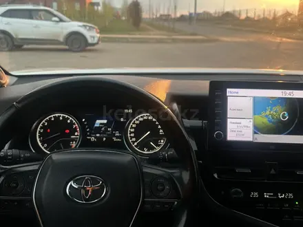 Toyota Camry 2021 года за 14 800 000 тг. в Уральск – фото 3