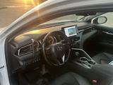 Toyota Camry 2021 года за 14 800 000 тг. в Уральск – фото 2