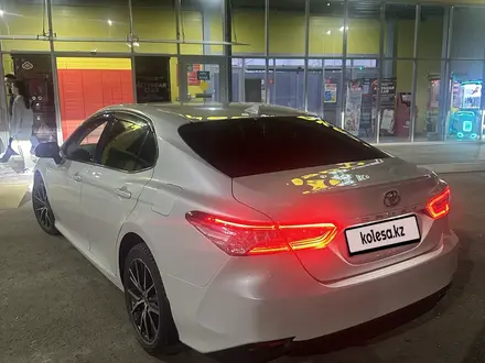 Toyota Camry 2021 года за 14 800 000 тг. в Уральск – фото 5