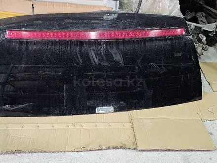 Стекло крышки багажника за 40 000 тг. в Алматы