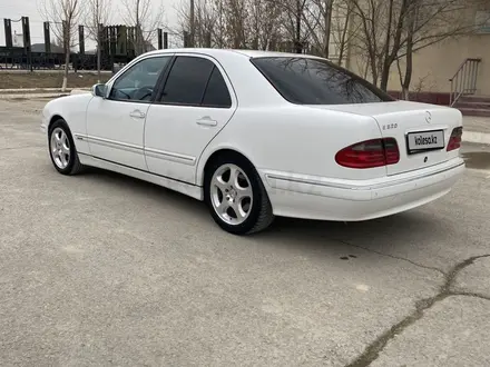 Mercedes-Benz E 320 2000 года за 6 000 000 тг. в Жанаозен – фото 3