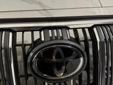 Решетка радиатора в сборе на TOYOTA LAND CRUISER PRADO за 250 000 тг. в Алматы – фото 4