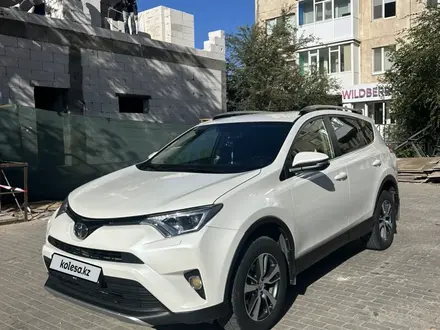 Toyota RAV4 2015 года за 10 500 000 тг. в Актобе – фото 2