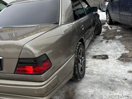 Mercedes-Benz E 220 1993 года за 2 200 000 тг. в Шымкент – фото 4