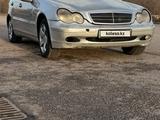 Mercedes-Benz C 200 2001 годаfor2 600 000 тг. в Астана – фото 2