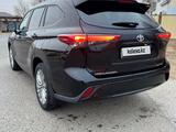 Toyota Highlander 2023 года за 19 990 000 тг. в Атырау – фото 3