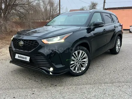 Toyota Highlander 2023 года за 25 000 000 тг. в Атырау