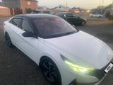 Hyundai Elantra 2022 года за 8 700 000 тг. в Алматы – фото 2