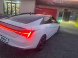 Hyundai Elantra 2022 года за 8 700 000 тг. в Алматы – фото 3