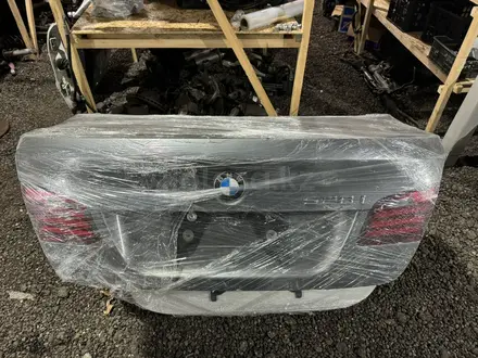 Крышка багажника на BMW F10 за 80 000 тг. в Алматы