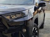 Toyota RAV4 2021 года за 16 250 000 тг. в Актобе