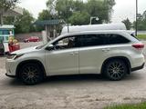 Toyota Highlander 2019 года за 19 000 000 тг. в Алматы – фото 4
