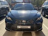 Toyota Camry 2023 года за 15 100 000 тг. в Актобе