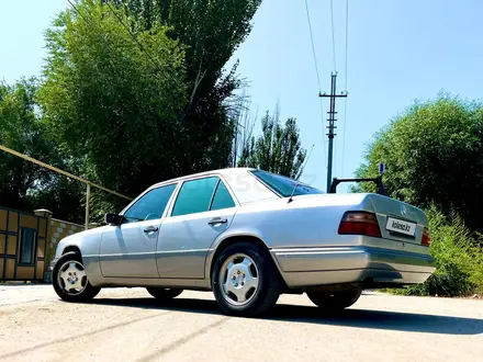 Mercedes-Benz E 220 1994 года за 2 600 000 тг. в Жаркент