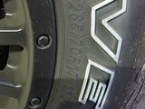 Новая резина с дисками Maxxis AT Worm — drive 17 за 470 000 тг. в Алматы – фото 5