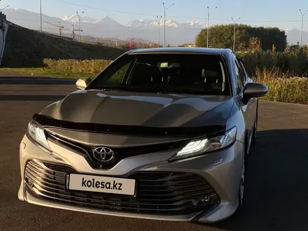 Toyota Camry 2019 года за 15 500 000 тг. в Алматы – фото 2