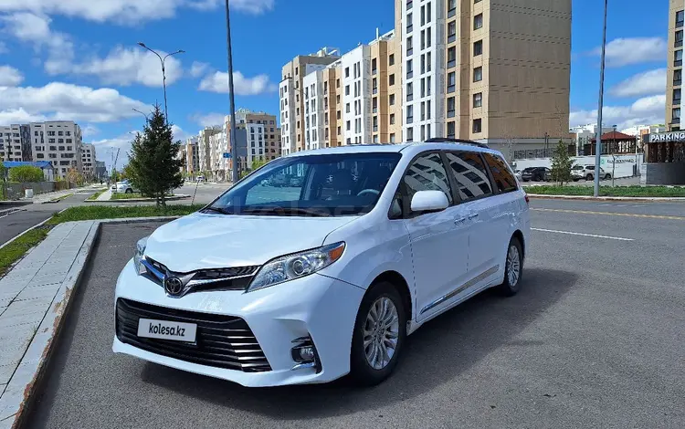 Toyota Sienna 2013 годаfor8 100 000 тг. в Астана