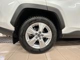 Toyota RAV4 2022 годаfor17 500 000 тг. в Атырау – фото 5