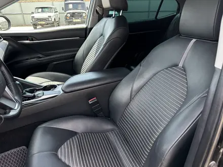 Toyota Camry 2017 года за 9 700 000 тг. в Атырау – фото 12