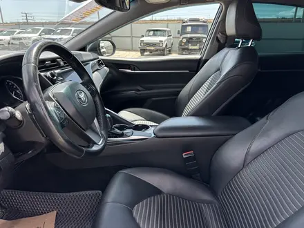 Toyota Camry 2017 года за 9 700 000 тг. в Атырау – фото 13