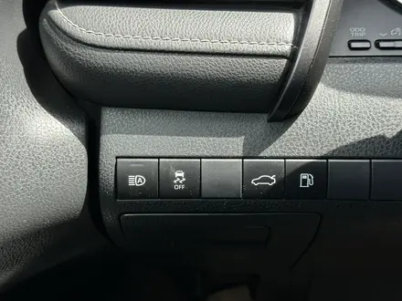 Toyota Camry 2017 года за 9 700 000 тг. в Атырау – фото 16