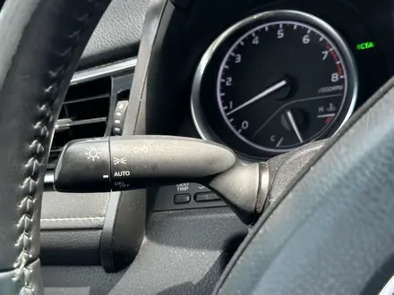 Toyota Camry 2017 года за 9 700 000 тг. в Атырау – фото 18