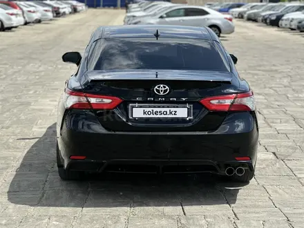 Toyota Camry 2017 года за 9 700 000 тг. в Атырау – фото 4