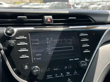 Toyota Camry 2017 года за 9 700 000 тг. в Атырау – фото 26