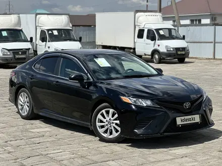 Toyota Camry 2017 года за 9 700 000 тг. в Атырау – фото 2