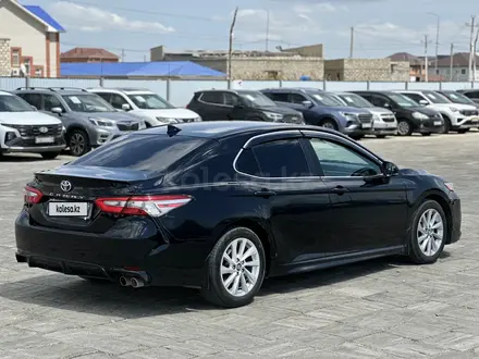 Toyota Camry 2017 года за 9 700 000 тг. в Атырау – фото 5
