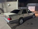 Mercedes-Benz E 220 1994 года за 1 800 000 тг. в Тараз – фото 5