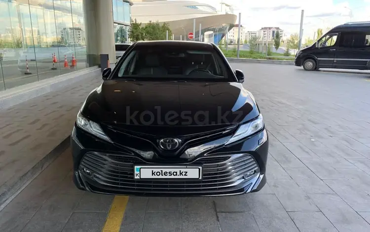 Toyota Camry 2021 года за 15 300 000 тг. в Астана