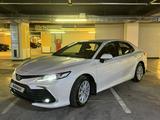 Toyota Camry 2021 года за 15 400 000 тг. в Алматы – фото 2