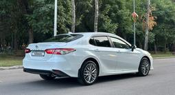 Toyota Camry 2020 года за 10 150 000 тг. в Алматы – фото 2