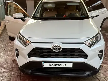 Toyota RAV4 2022 года за 14 500 000 тг. в Шымкент – фото 2