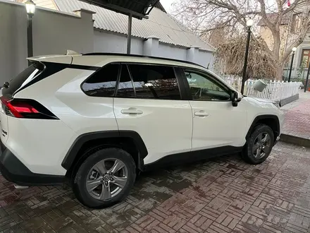 Toyota RAV4 2022 года за 14 500 000 тг. в Шымкент – фото 3