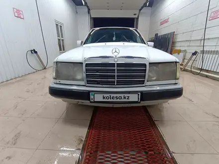 Mercedes-Benz E 200 1992 года за 1 050 000 тг. в Ерейментау – фото 4