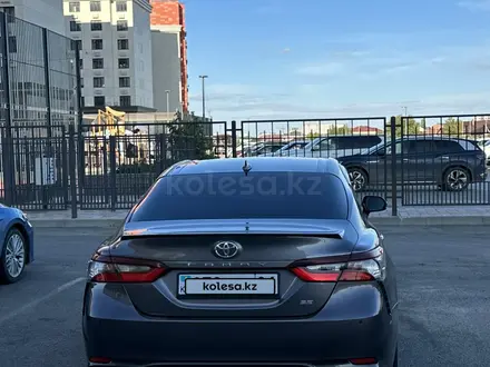 Toyota Camry 2021 года за 13 750 000 тг. в Атырау – фото 6