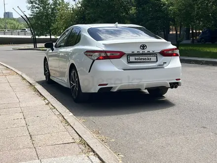 Toyota Camry 2020 года за 11 800 000 тг. в Астана – фото 2