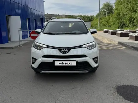 Toyota RAV4 2017 года за 11 100 000 тг. в Усть-Каменогорск – фото 2